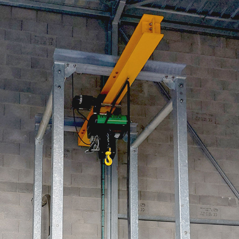 Loading-by-electric-hoist-on-integrated-traveling-rail