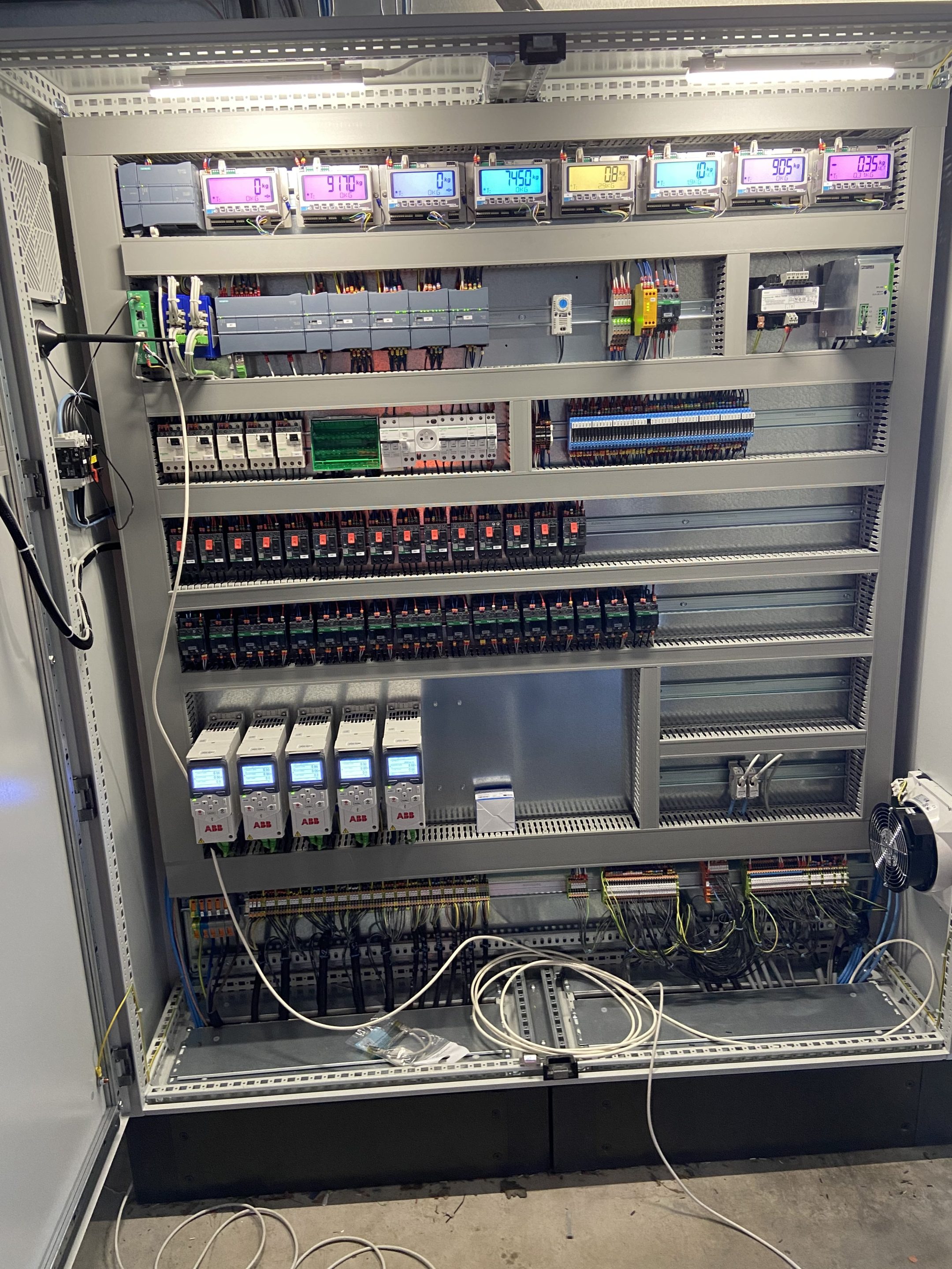 Control cabinet for the silo system fitted with load cells