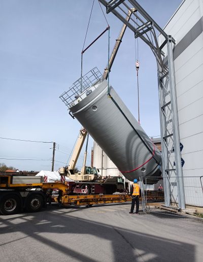Hoisting-of-a-SYVRAC-resin-silo-for-installation-on-metal-structure