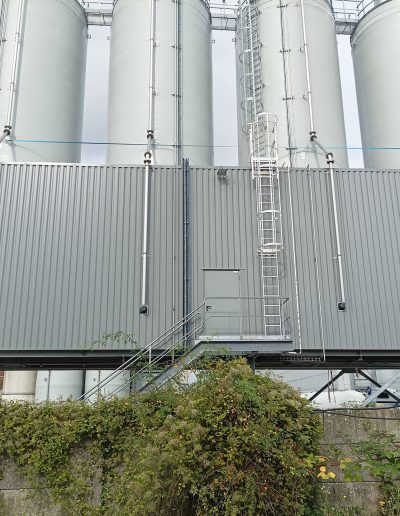 SYVRAC-resin-silos-installed-and-connected-on-metal-structure