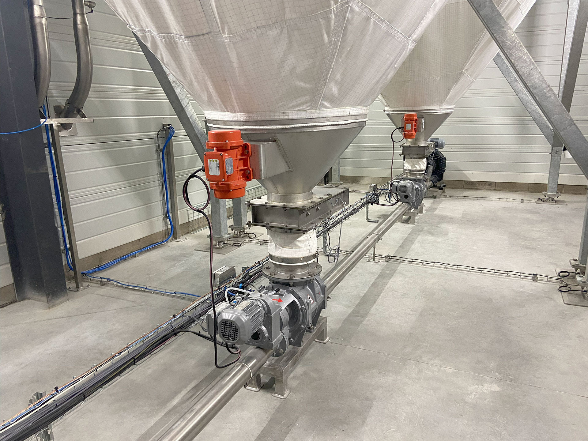 Feeding-of-a-pneumatic-transfer-system-in-series-with-side-entry-airlocks