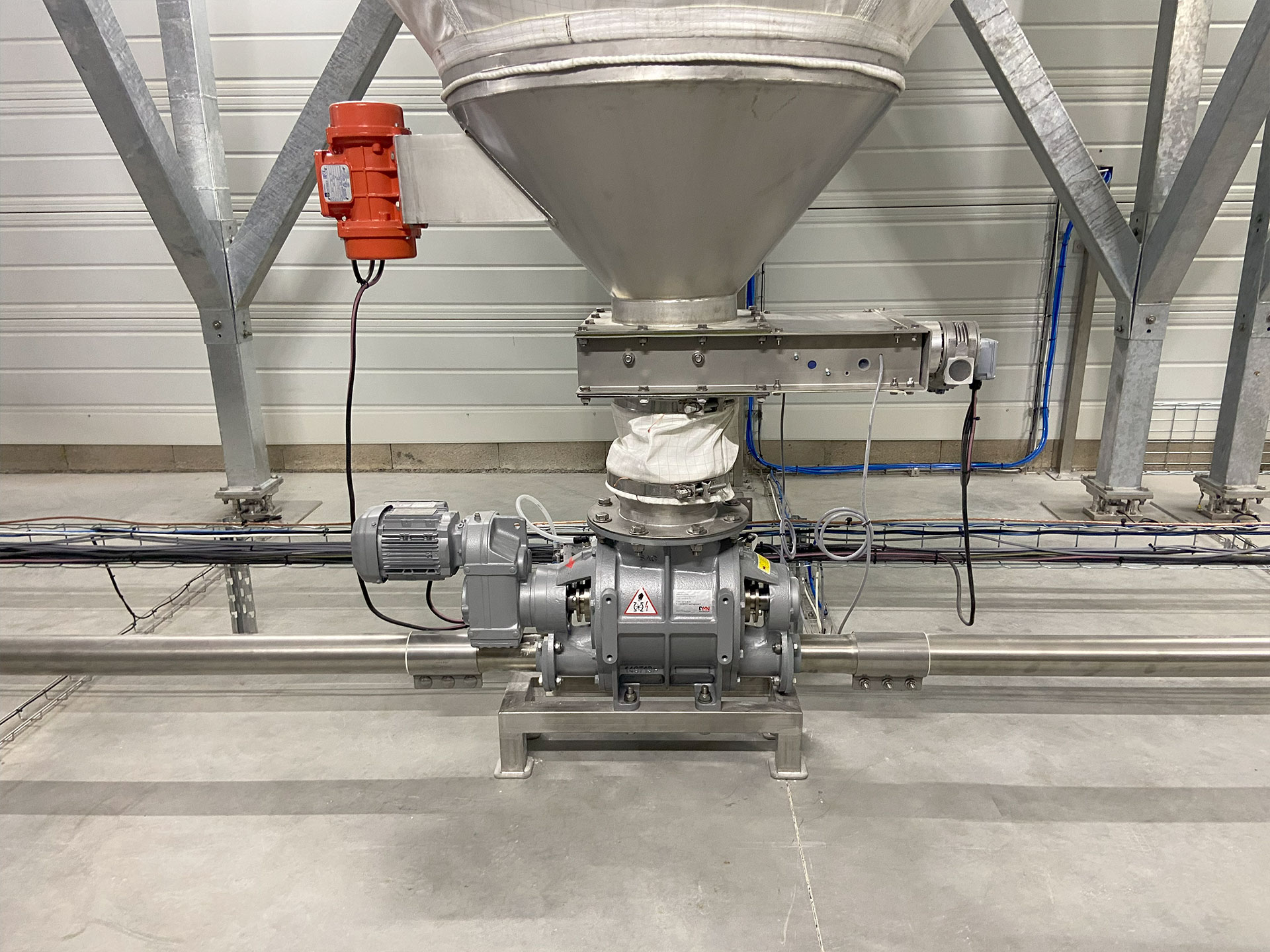 Mechanical-airlock-feeding-dilute-phase-pneumatic-pressure-transfer-system