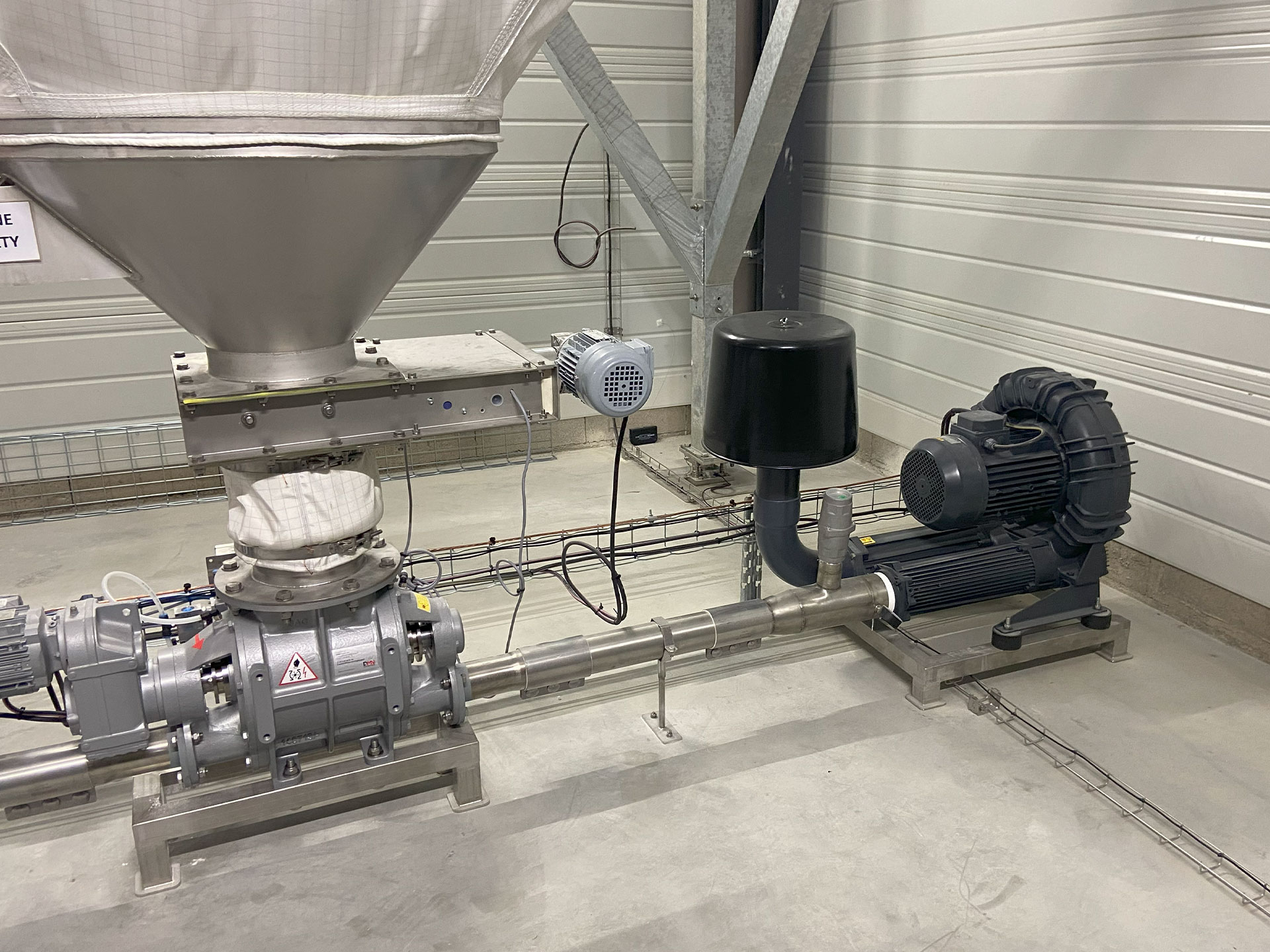 Blower-connection-to-pneumatic-pressure-transfer-airlock