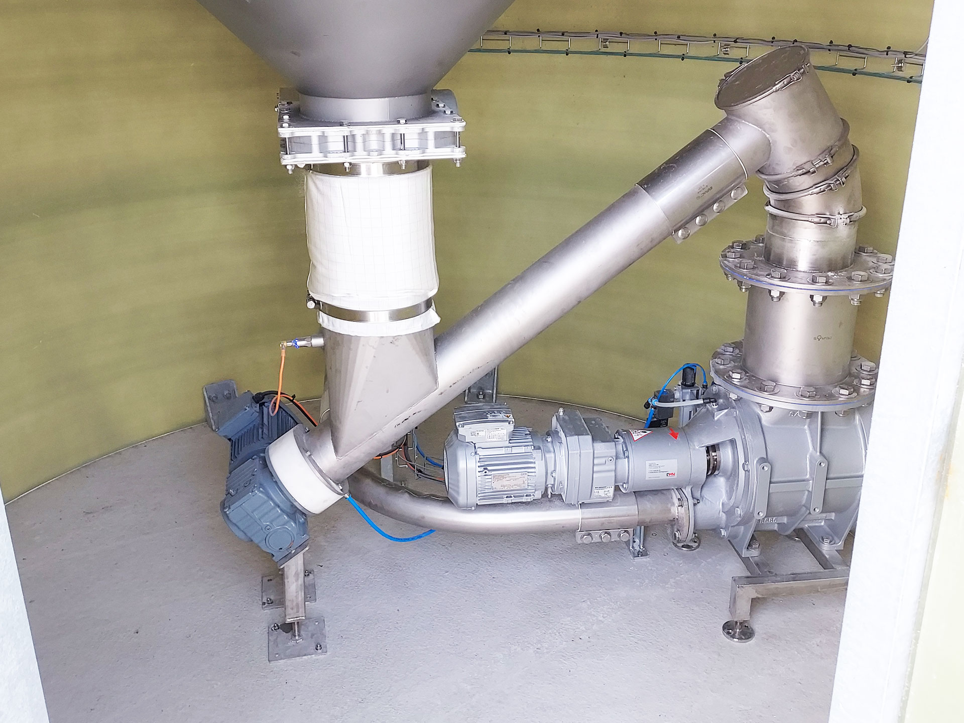 Tubular screw conveyor