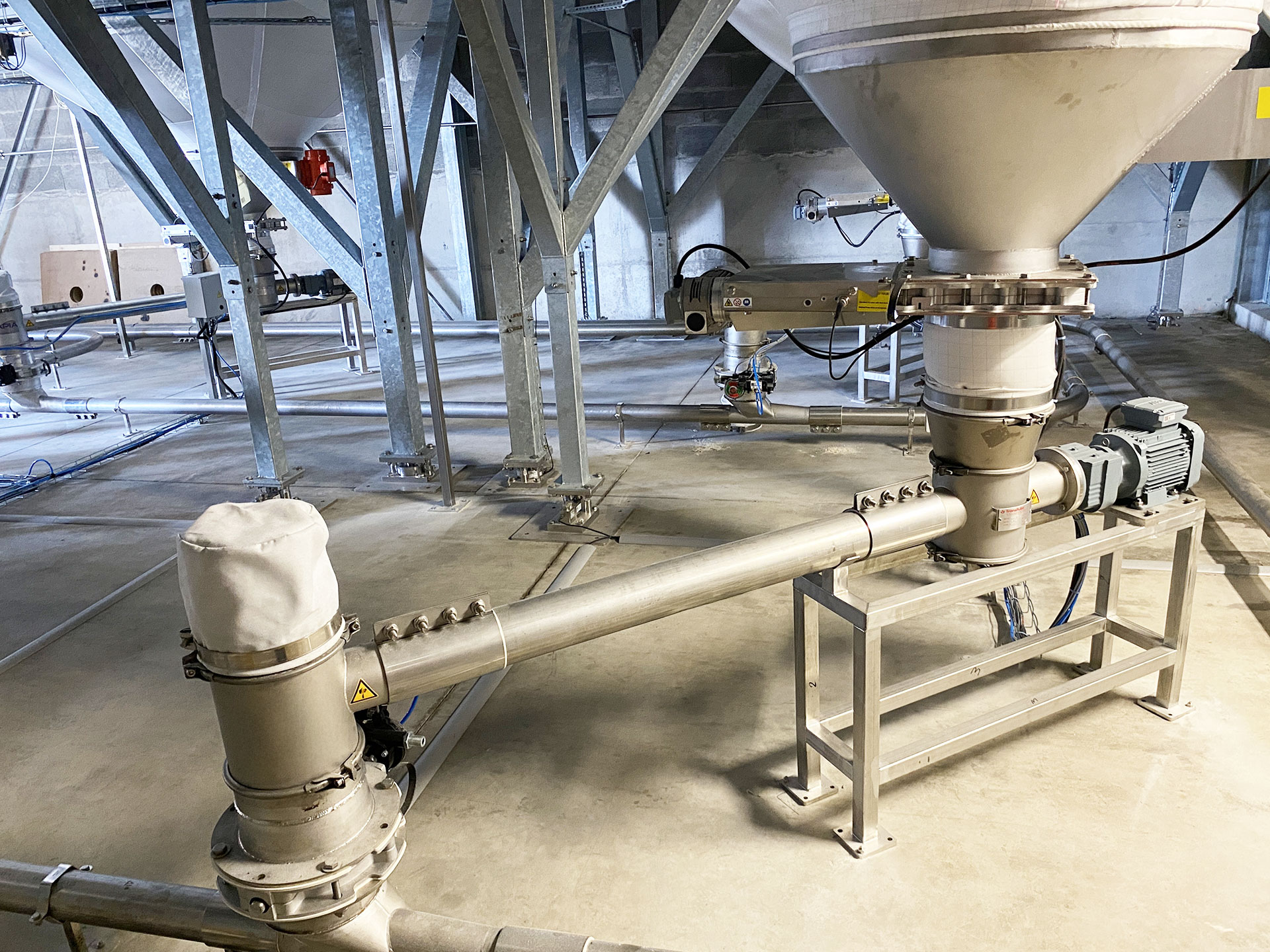 Continuous-dosing-in-vacuum-pneumatic-transfer-using-dosing-screw-under-silo