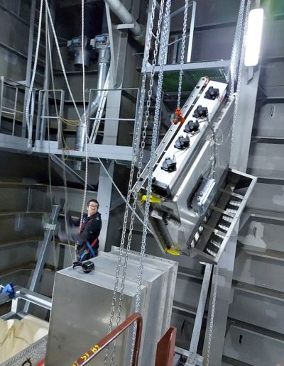 Lowering equipment into the ship