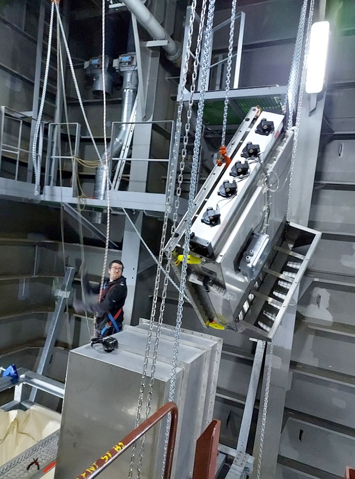 Lowering equipment into the ship