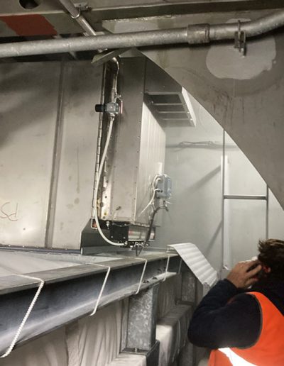 Installation of the flexible silo in the vessel