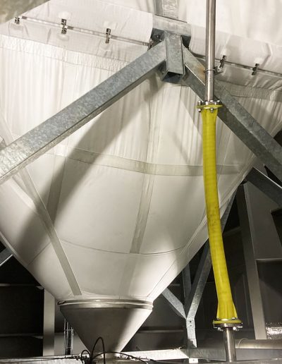 Flexible silo equipped with a vibrating bottom