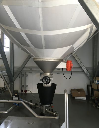 Limestone silo equipped with an unloading system