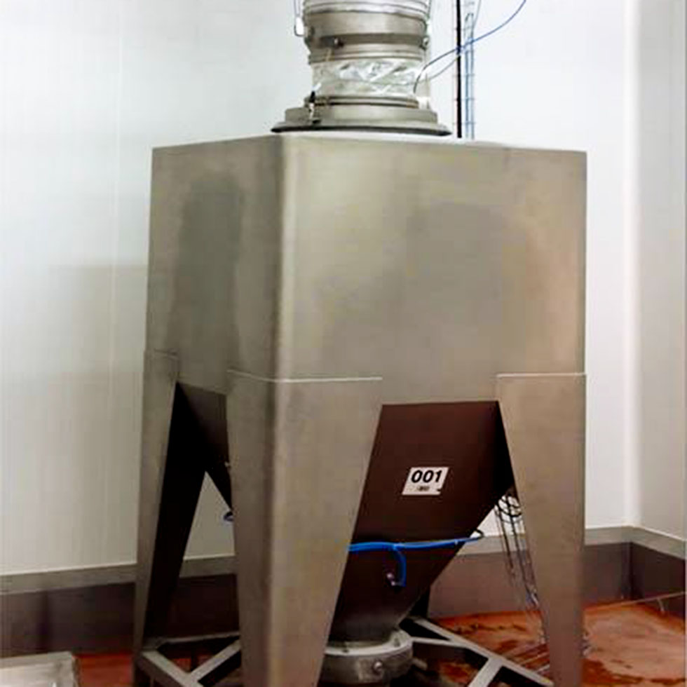 Stainless steel IBC container connected by a machete