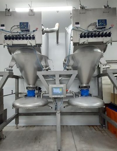 Automated feeding of kneading machines
