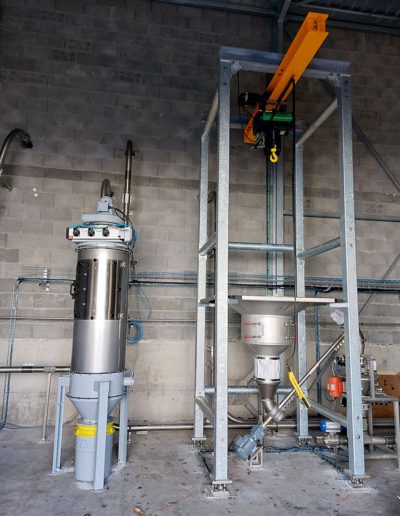 Structure and hoist for loading bulk bags