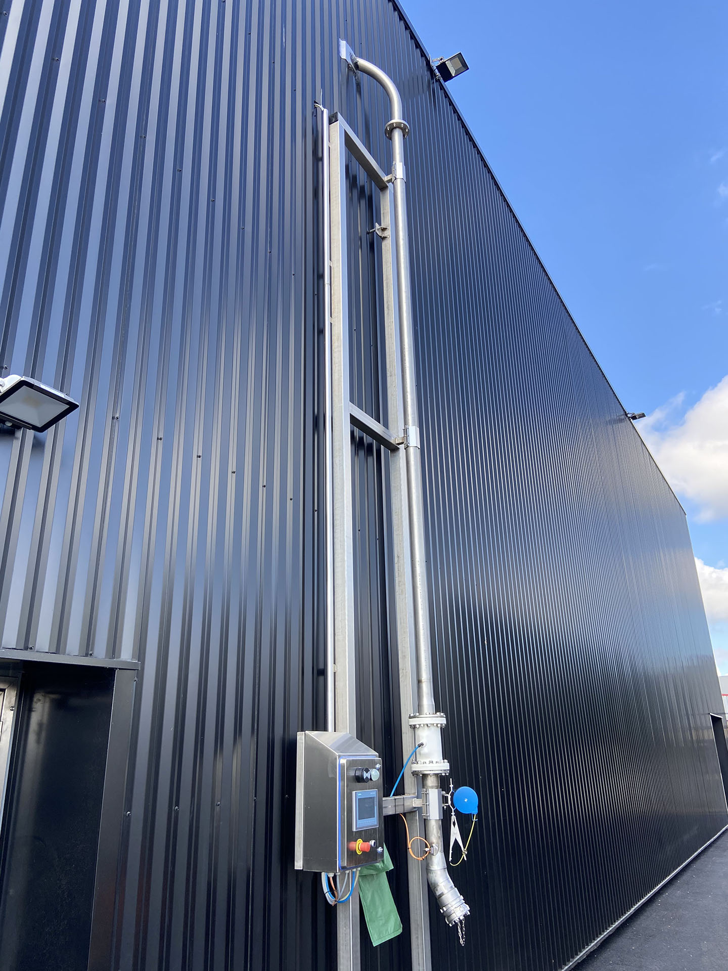 Unloading network connected to a tanker lorry