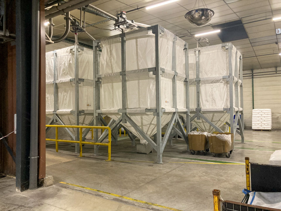 Flexible silos connected to the unloading network