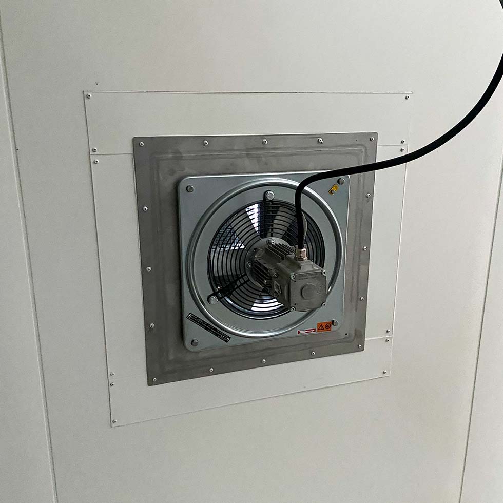 Extraction of moisture from the silo