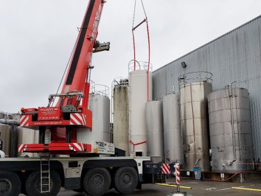 Hoisting-and-installation-of-a-silo-on-a-chemical-site