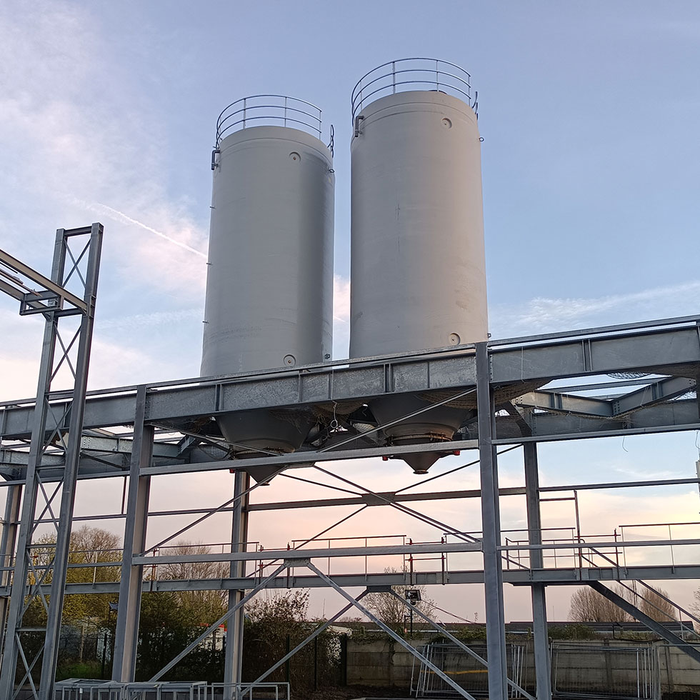 Installation-of-resin-silo-on-metal-structure