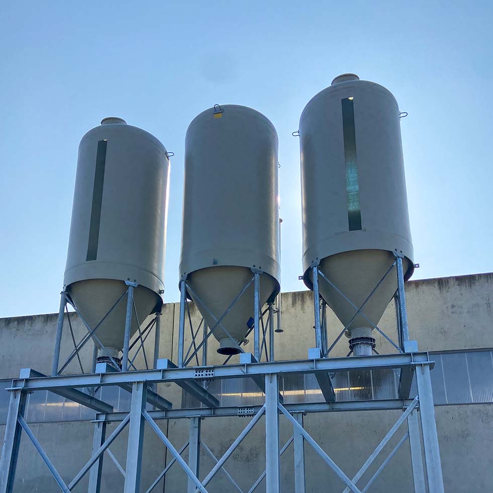 Isophthalic composite tank with integrated thermal insulation