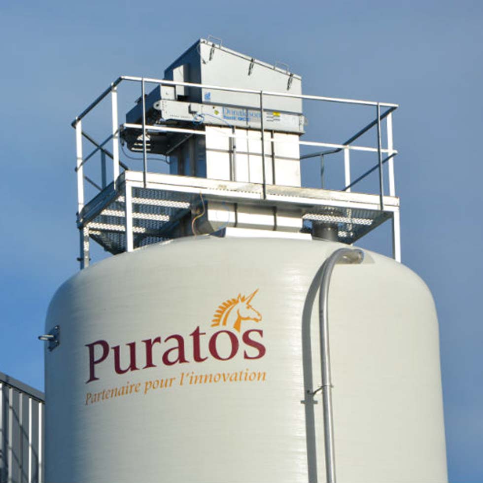 Vertical isophthalic tank with integrated drainage system