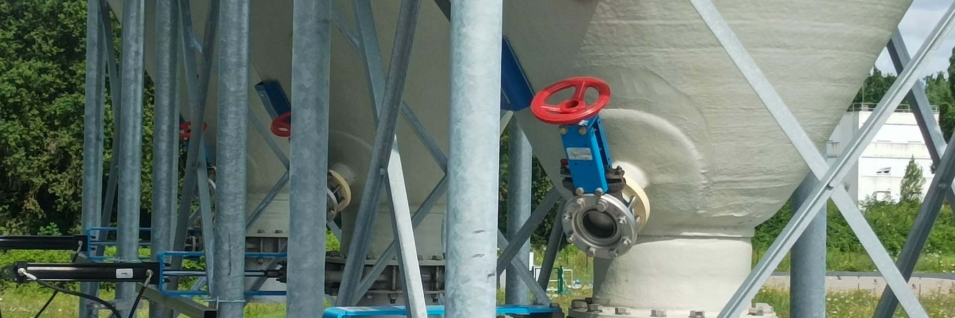 Resin silos are an economical solution for outdoor storage.