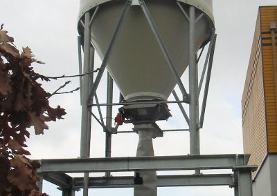 Smooth flow of dry salt stored in silos for snow removal