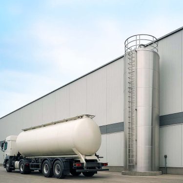 Unloading lorries into an aluminium silo