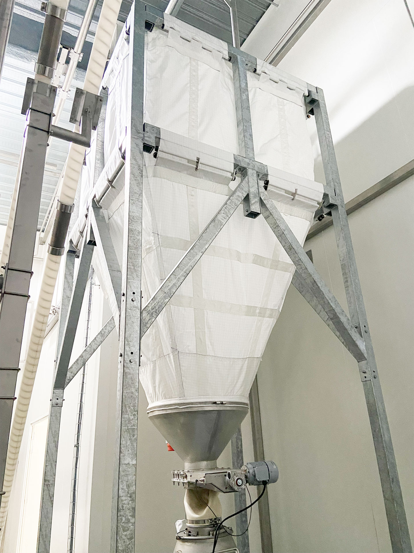 Flexible-silo-and-flexible-discharge-screw-on-French-industrial-site