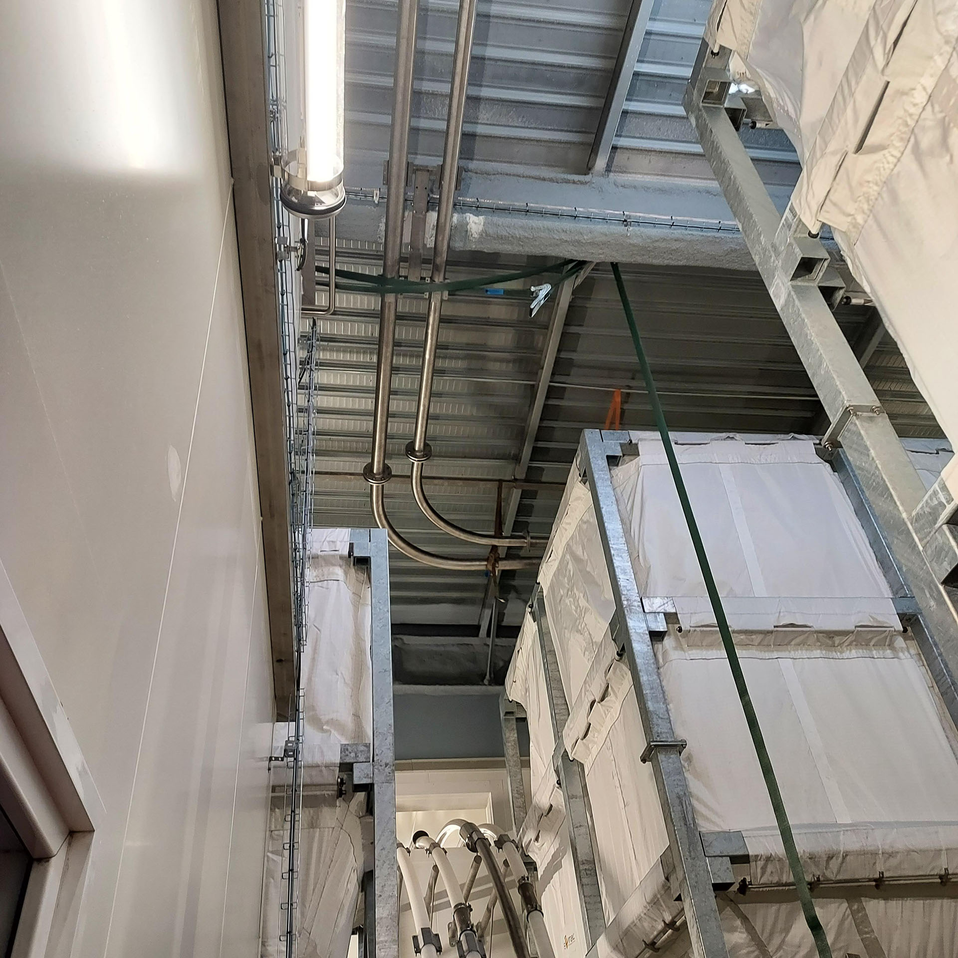 Flexible square silo for flour storage in industrial environments