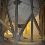 Flexible indoor silo with vibrating bottom for bulk flour