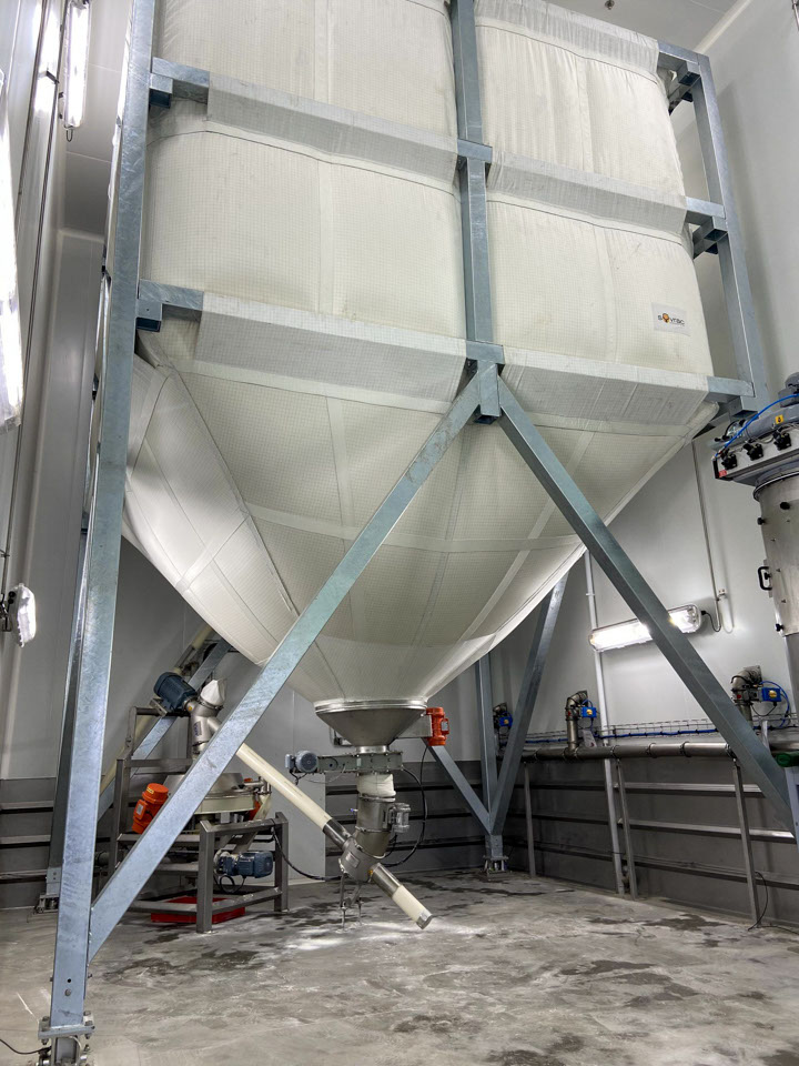 Flexible silo containing sugar