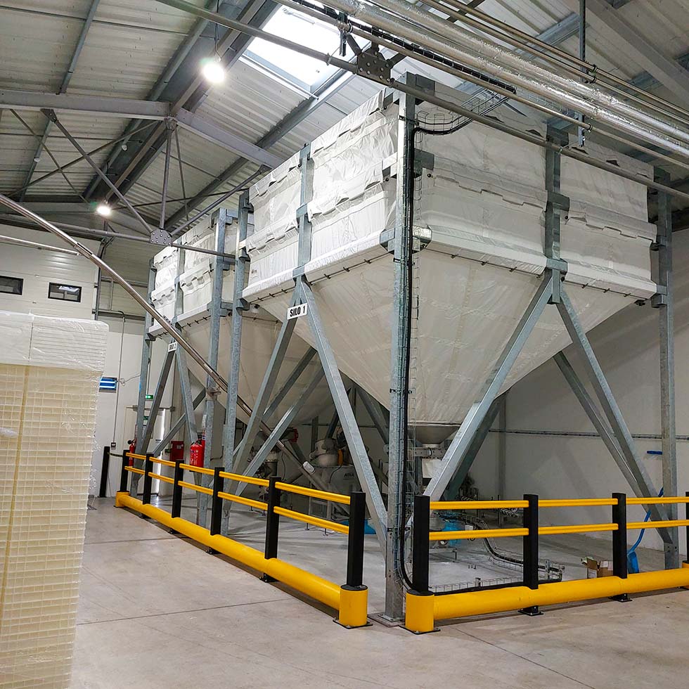 Installation comprising two flexible silos made of textile fabric