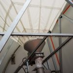 Flexible silo equipped with a transfer screw and a vibrating bottom