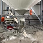 Transfer screw at the base of a flexible textile silo