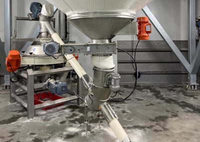 Transfer screw at the base of a flexible textile silo