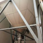 Metal structure and flexible silo with vibrating bottom