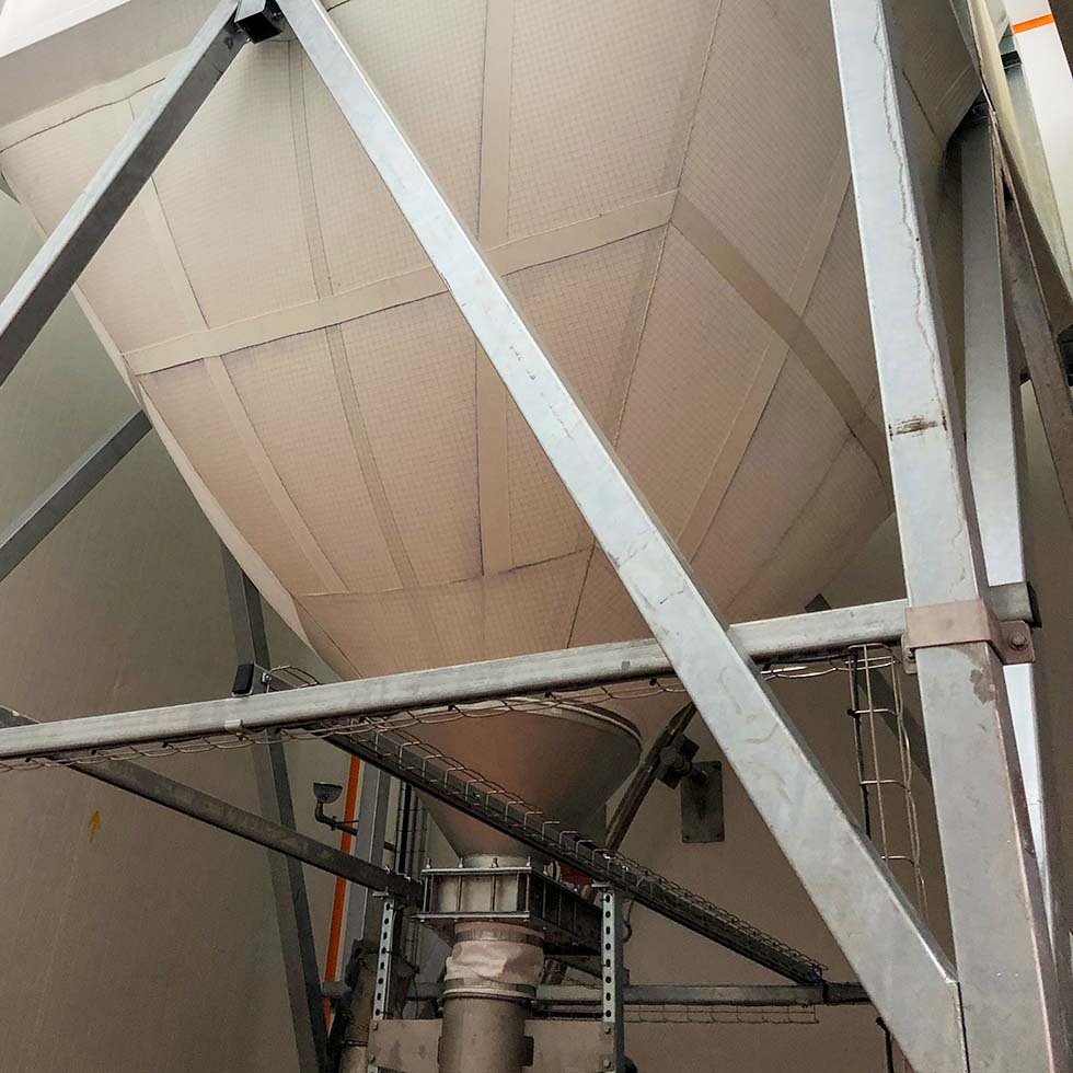 Metal structure and flexible silo with vibrating bottom