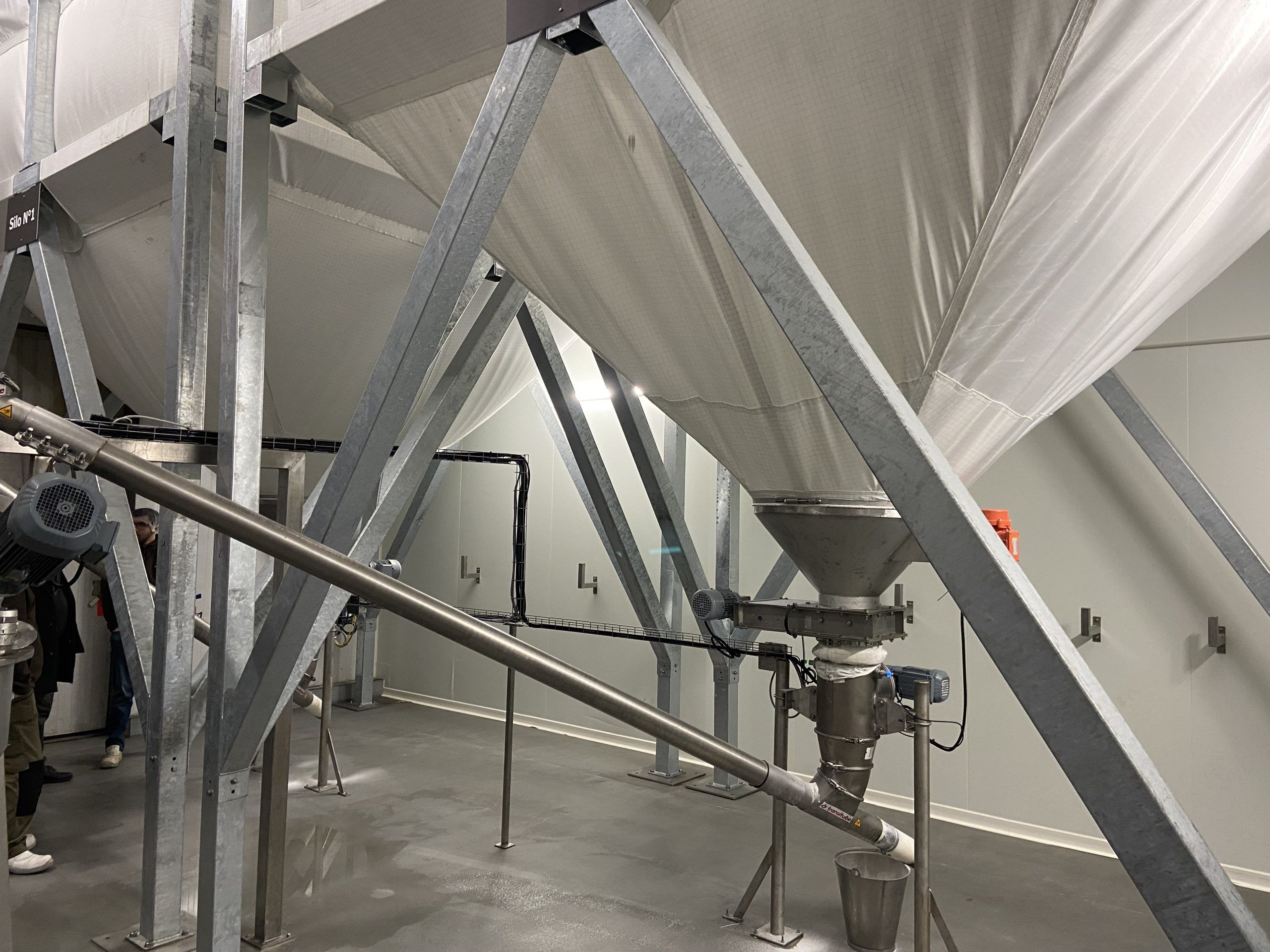 Flexible storage silo and transfer screw