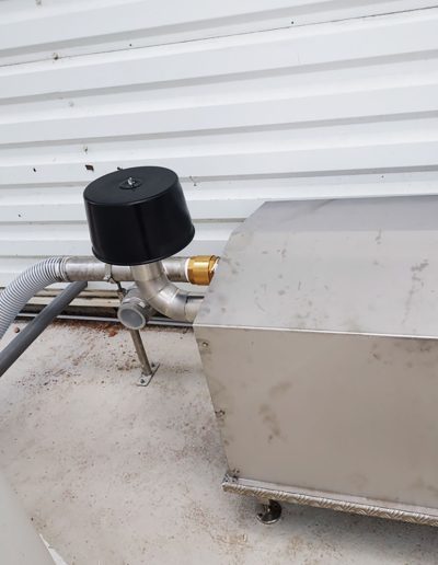 Composite silo equipped with a stainless steel filter with cleaning system