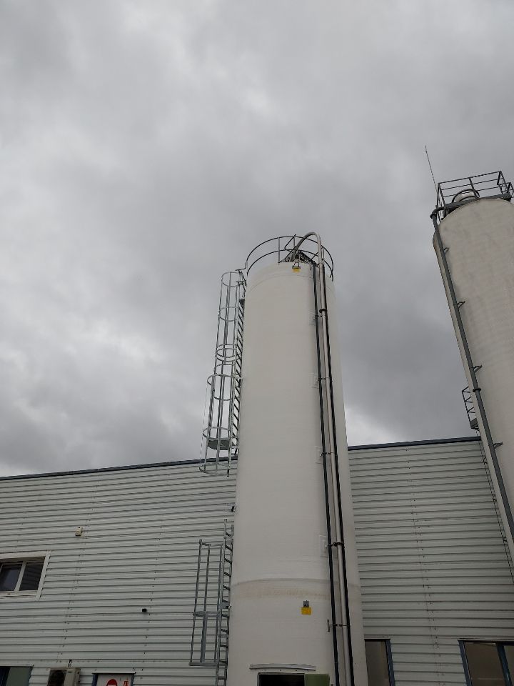 Composite silo meeting strict health requirements