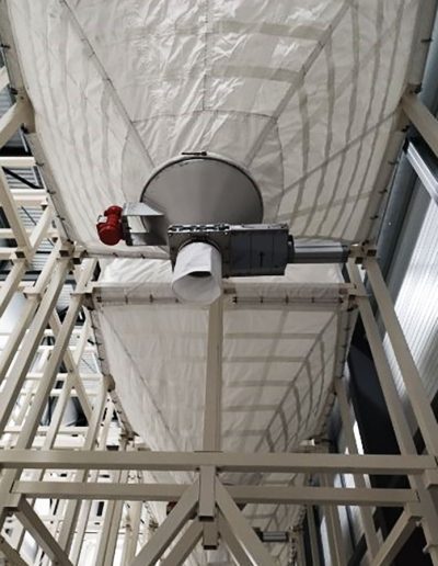 Vibrating stainless steel base for optimal food contact