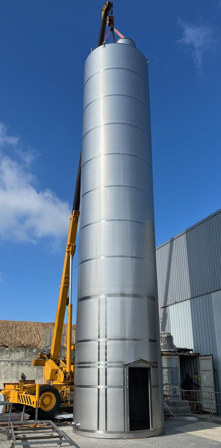 Installation of a stainless steel silo on site