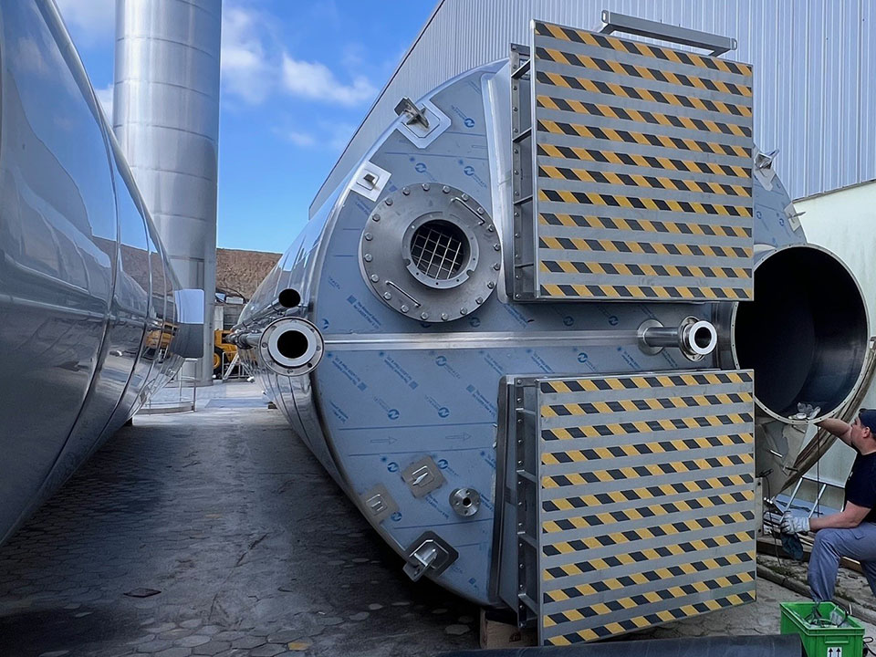 Preparation of the stainless steel silo prior to installation