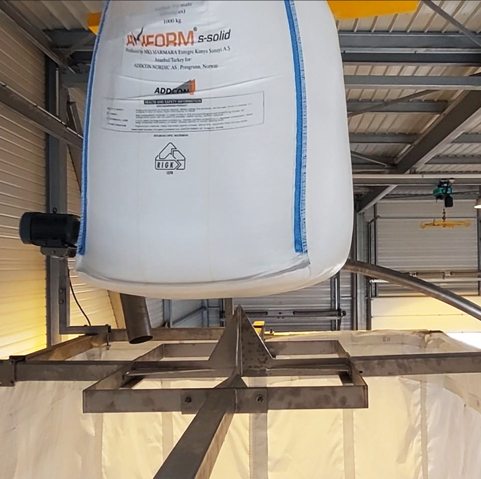 Bulk bag containing salt above the drilling peak