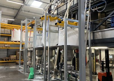 Big bag emptying structures loaded by forklift