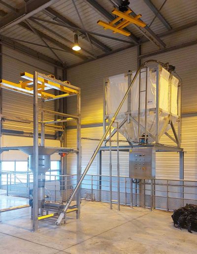 Snow-melting salt conveyed by a flexible screw