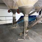 Flexible screw and vibrating bottom