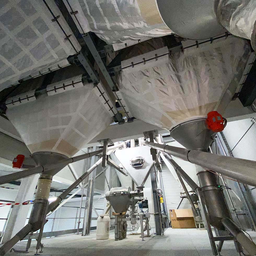 Flexible screw connected to a flexible silo for moving granular products