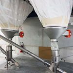 Flexible screw connected to a flexible silo for powder transfer