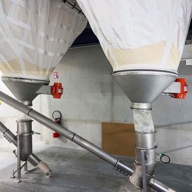 Flexible screw connected to a flexible silo for powder transfer